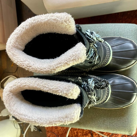 L.L. Bean Lace Up Women’s Snow Boot - Picture 9 of 14